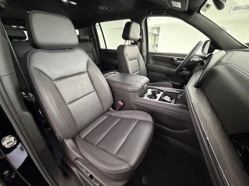 Used 2025 Chevrolet Suburban Z71 image 17