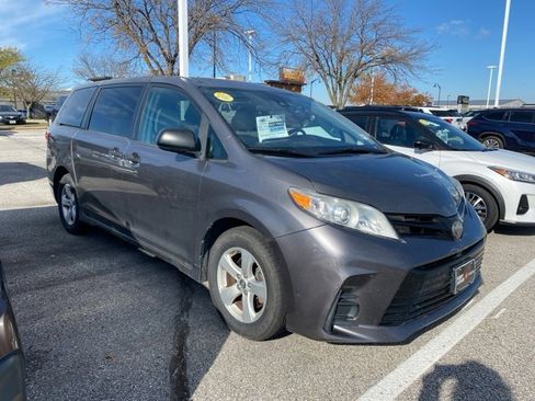 Used 2018 Toyota Sienna L w/ Protection Package image 3