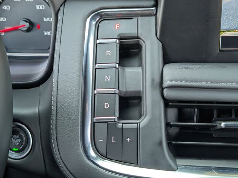 Used 2024 Chevrolet Suburban LS RWD image 32