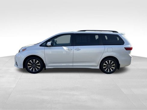 Used 2019 Toyota Sienna XLE image 2
