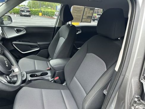Used 2025 Kia Soul LX w/ LX Technology Package FWD image 14