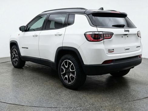 Used 2025 Jeep Compass Trailhawk image 6