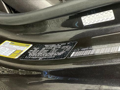 Used 2024 Kia Carnival EX FWD image 19