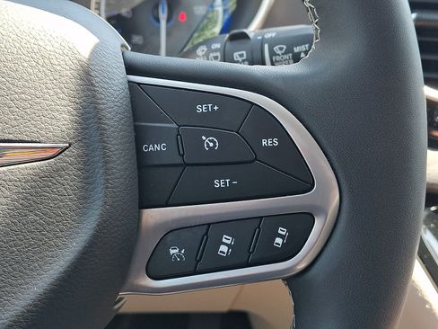Used 2023 Chrysler Pacifica Touring-L FWD image 20