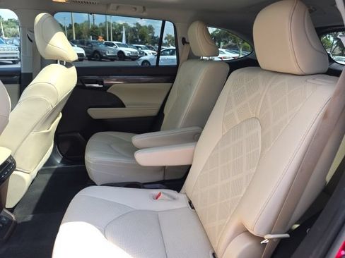 Used 2021 Toyota Highlander Platinum FWD image 8