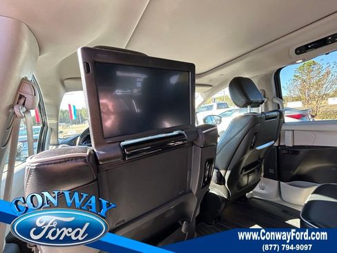 Used 2022 Chrysler Pacifica Limited w/ Uconnect Theater Family Group image 21