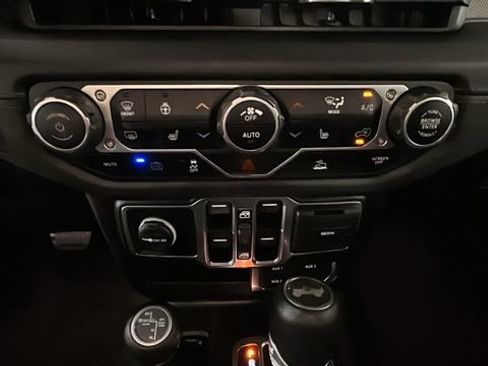 Used 2024 Jeep Wrangler Unlimited Sahara AWD/4WD image 22