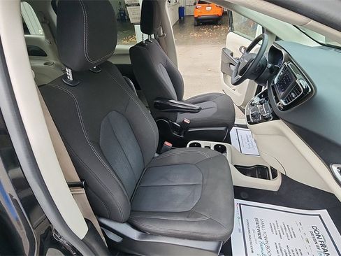 Used 2022 Chrysler Voyager LX image 28