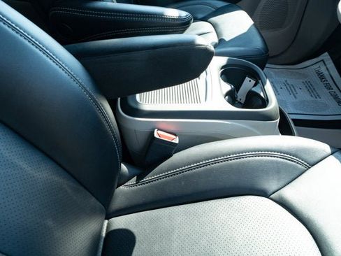 Certified 2024 Chrysler Pacifica Touring-L FWD image 42