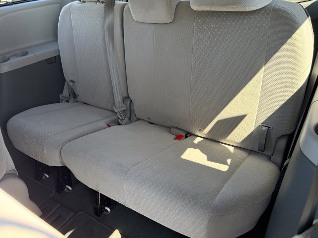 Used 2020 Toyota Sienna LE w/ Carpet Mat Package FWD image 23