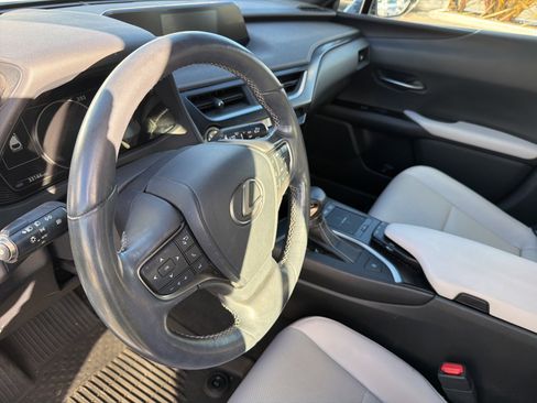 Used 2019 Lexus UX 200 image 9