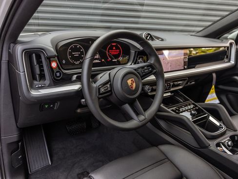 Used 2025 Porsche Cayenne Coupe image 4