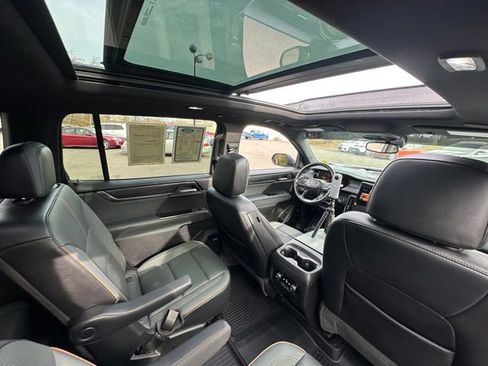 Used 2024 GMC Acadia AT4 w/ Luxury Package image 35