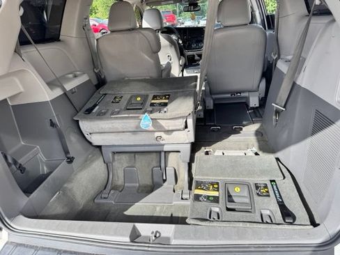 Used 2018 Toyota Sienna XLE Premium FWD image 33