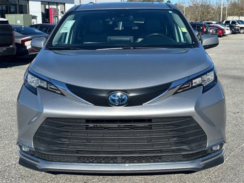 Certified 2023 Toyota Sienna XLE image 8