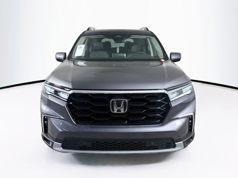 Certified 2025 Honda Pilot Touring image 3