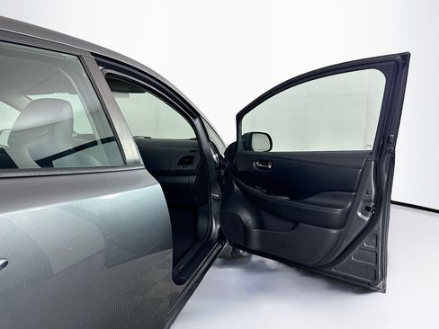 Used 2015 Nissan Leaf SL FWD image 31