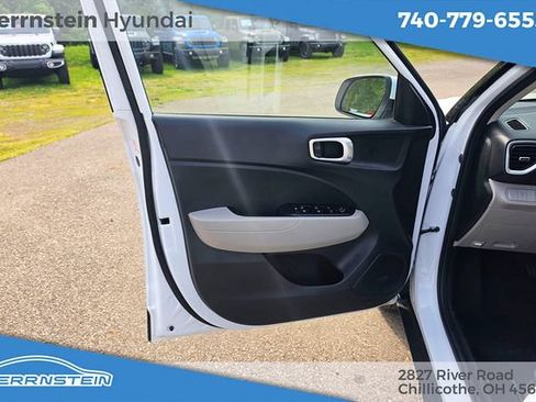 Used 2025 Hyundai Venue SEL FWD image 13