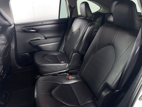 Used 2025 Toyota Highlander XLE AWD/4WD image 16