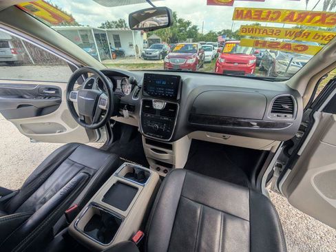 Used 2014 Chrysler Town & Country Touring FWD image 16