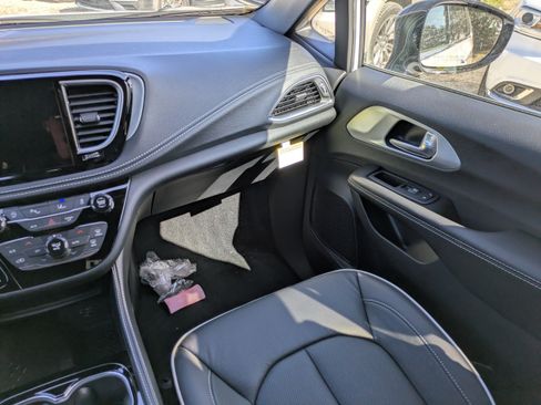 New 2026 Chrysler Pacifica Limited FWD image 15