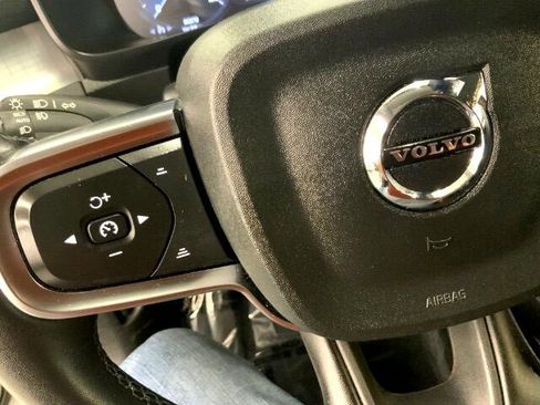 Used 2022 Volvo XC40 T4 Momentum image 20