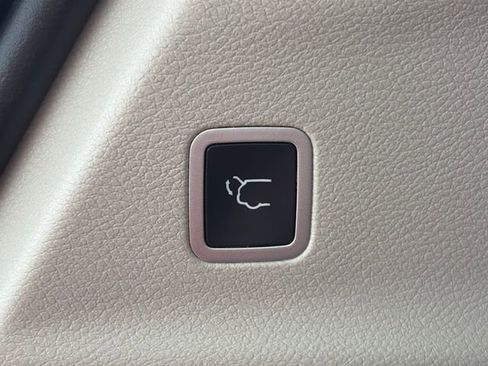 Used 2024 Chrysler Pacifica Touring-L FWD image 45