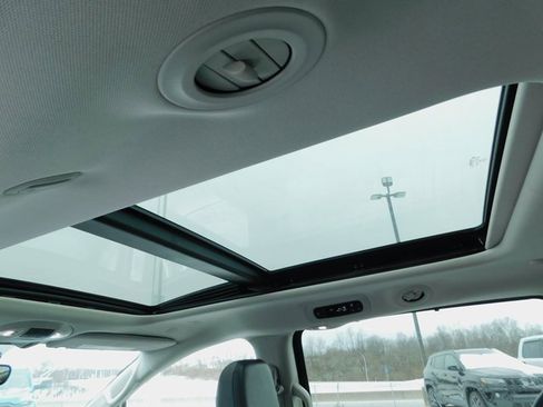 Used 2024 Chrysler Pacifica Limited image 26