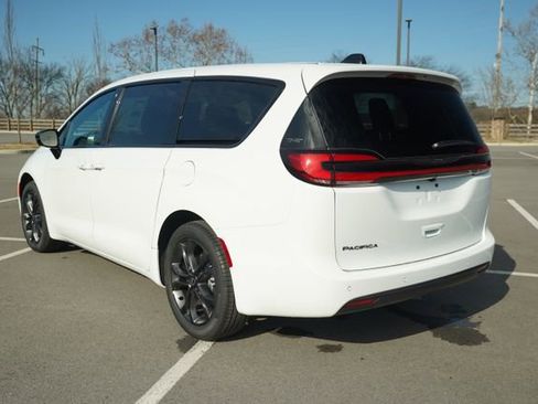 New 2026 Chrysler Pacifica Select image 6