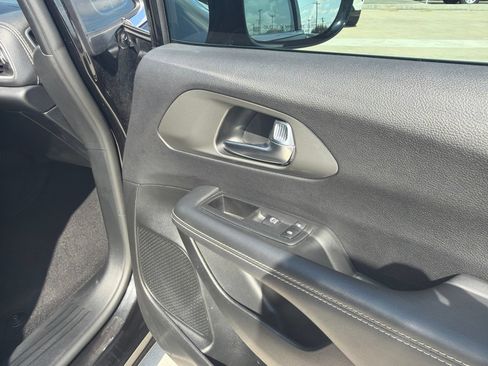 Used 2025 Chrysler Pacifica Select FWD image 9