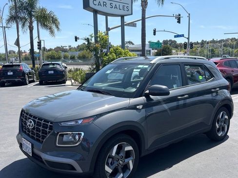 Used 2025 Hyundai Venue SEL FWD image 1