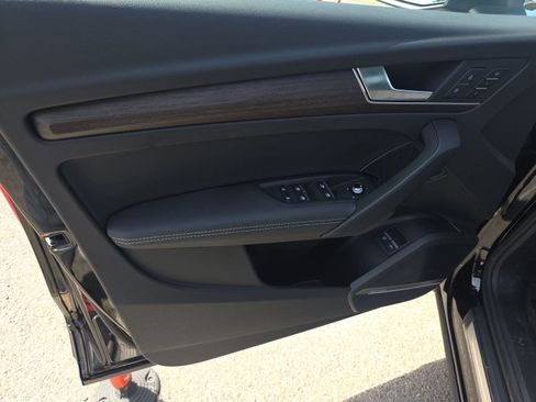 Used 2025 Audi Q5 e Premium Plus w/ Premium Plus Package image 8