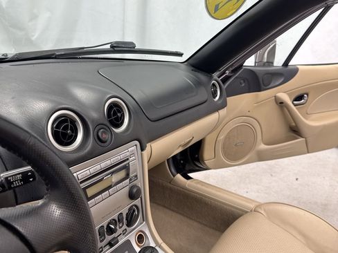 Used 2005 MAZDA MX-5 Miata LS RWD image 23