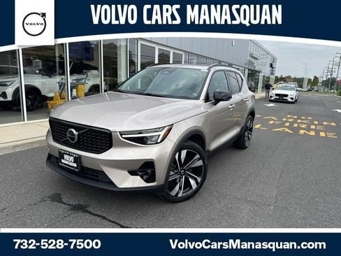 Used 2023 Volvo XC40 B5 Plus w/ Climate Package AWD/4WD image 1