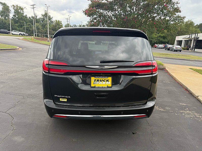 Used 2023 Chrysler Pacifica Touring-L FWD image 4