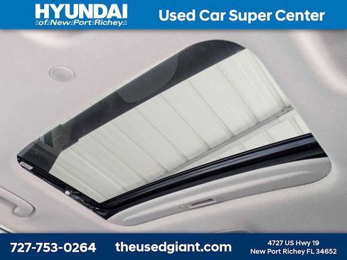 Used 2023 Hyundai Venue SEL image 18