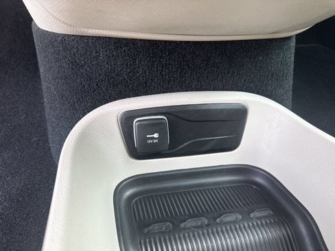 Used 2024 Chrysler Pacifica Limited FWD image 28