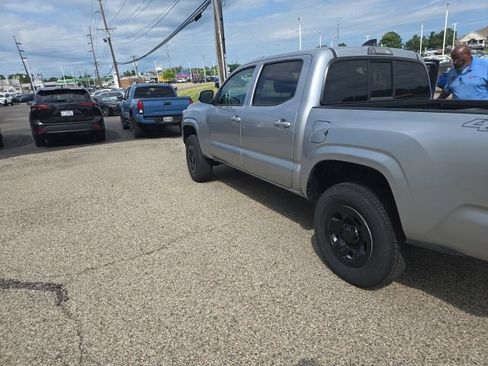 Used 2023 Toyota Tacoma SR AWD/4WD image 12
