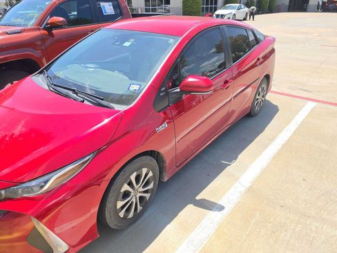 Used 2021 Toyota Prius Prime XLE FWD image 1