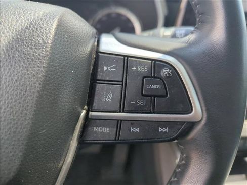 Used 2022 Toyota Highlander XLE AWD/4WD image 14