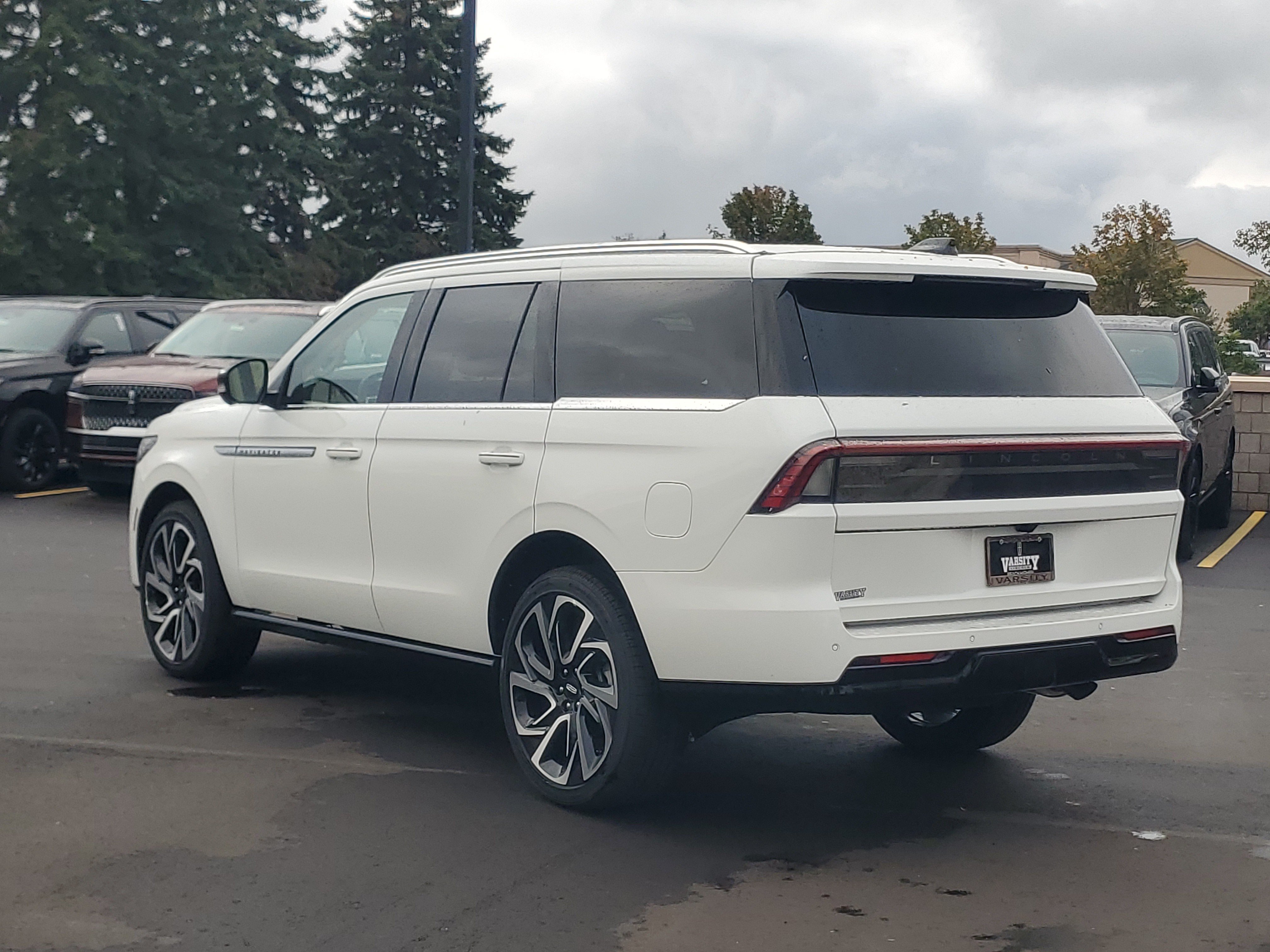 New 2027 Lincoln Navigator Reserve AWD/4WD image 3
