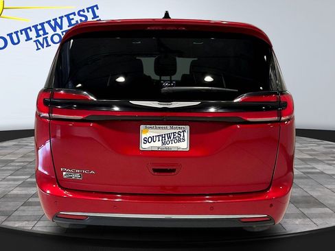 Used 2025 Chrysler Pacifica Select FWD image 6