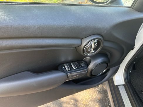 Used 2017 MINI Cooper 4-Door Hardtop image 8