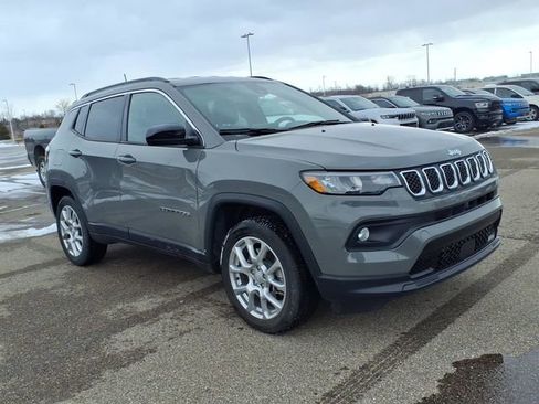 Used 2023 Jeep Compass Latitude image 2