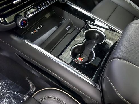 New 2026 Chevrolet Suburban Premier image 25