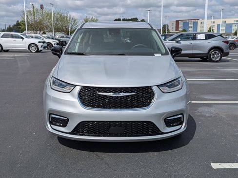 Used 2024 Chrysler Pacifica Touring-L image 8