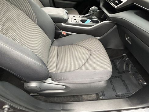 Used 2024 Toyota Highlander LE image 37