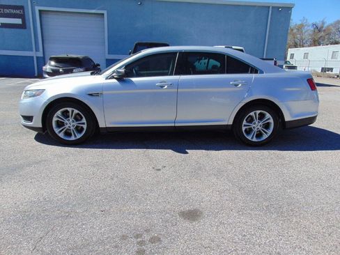 Used 2015 Ford Taurus SE image 6