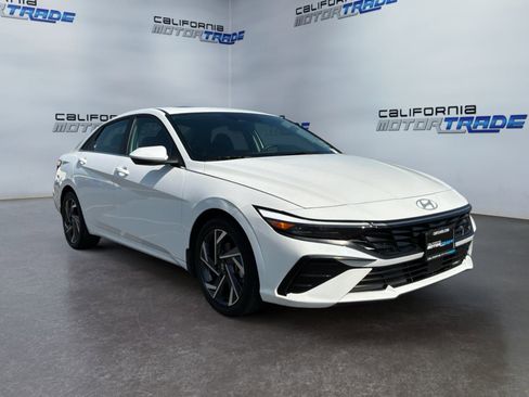 Used 2025 Hyundai Elantra SEL FWD image 3