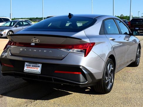 New 2025 Hyundai Elantra SEL image 3
